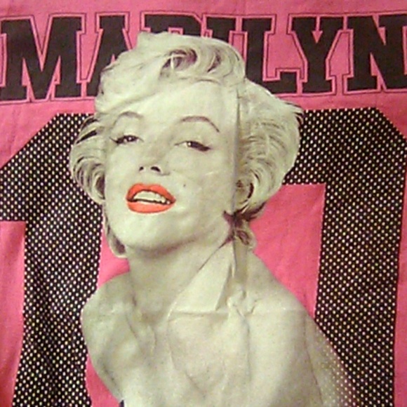 Marilyn monroe shirt 😍 - Picture 2 of 3